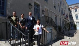 安溪网红吃瓜事件视频播放,视频播放引发全网热议